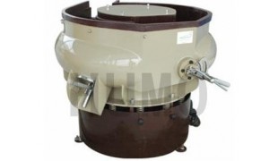 Vibratory finishing machine with manual shutter